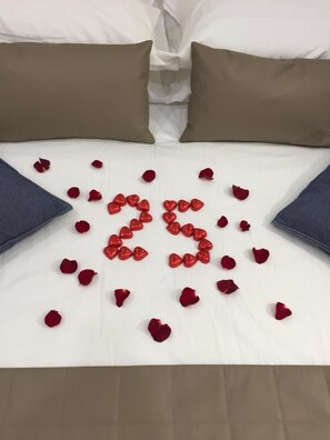 Minibar, caixa forta a l'habitació i escriptori 