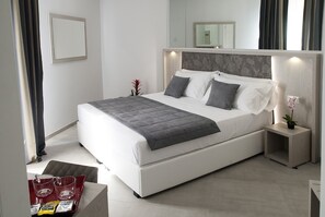 Habitación estándar con 1 cama matrimonial o 2 individuales | Minibar, caja de seguridad en la habitación y escritorio