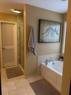 Combined shower/bathtub, jetted bath, hair dryer, towels
