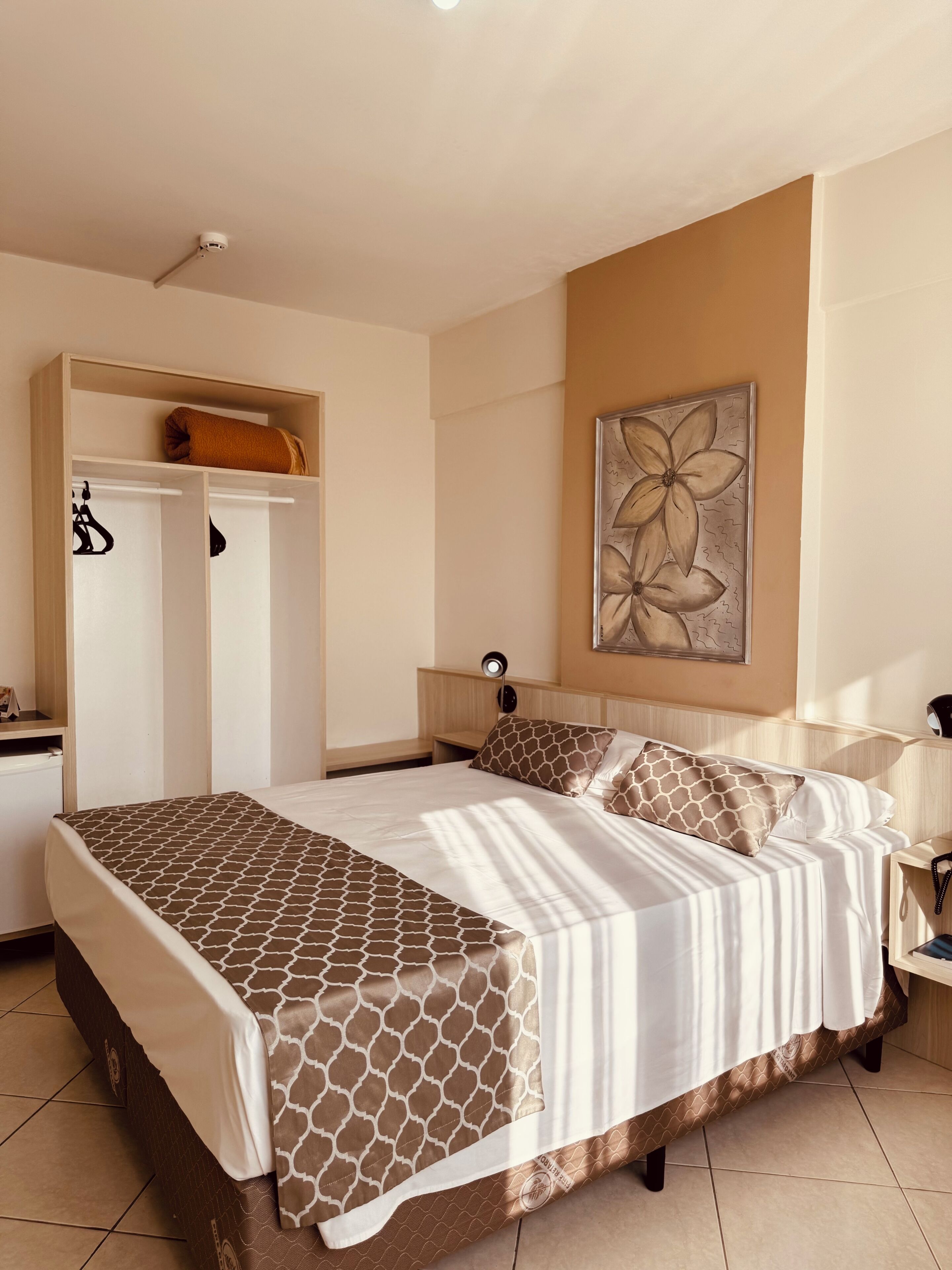 Quarto casal standard, 1 cama de casal | Frigobar, cortinas blackout, quartos à prova de som, Wi-Fi de cortesia