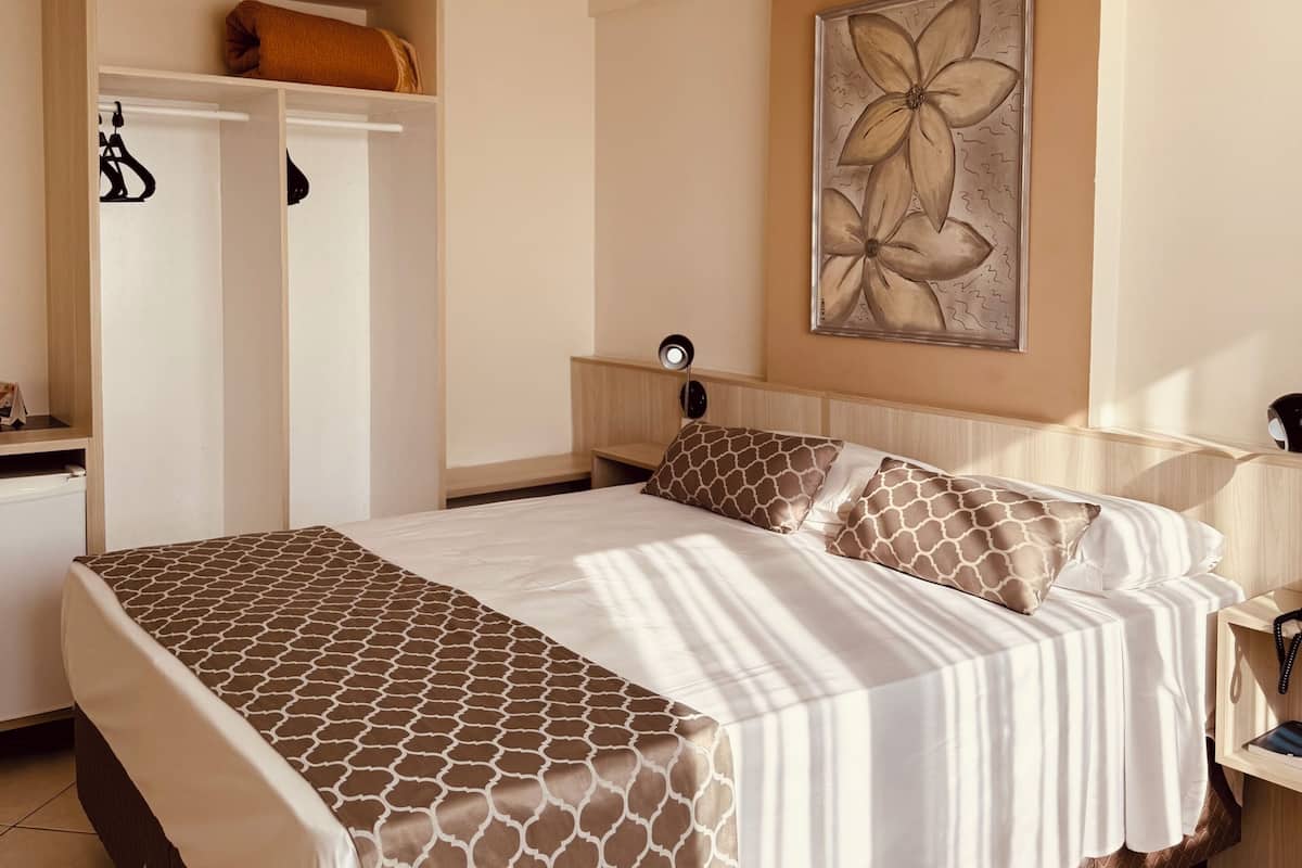 Quarto casal standard, 1 cama de casal | Frigobar, cortinas blackout, quartos à prova de som, Wi-Fi de cortesia