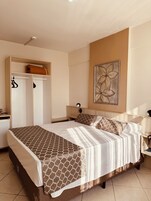 Quarto casal standard, 1 cama de casal | Frigobar, escrivaninha, espaço de trabalho para notebook