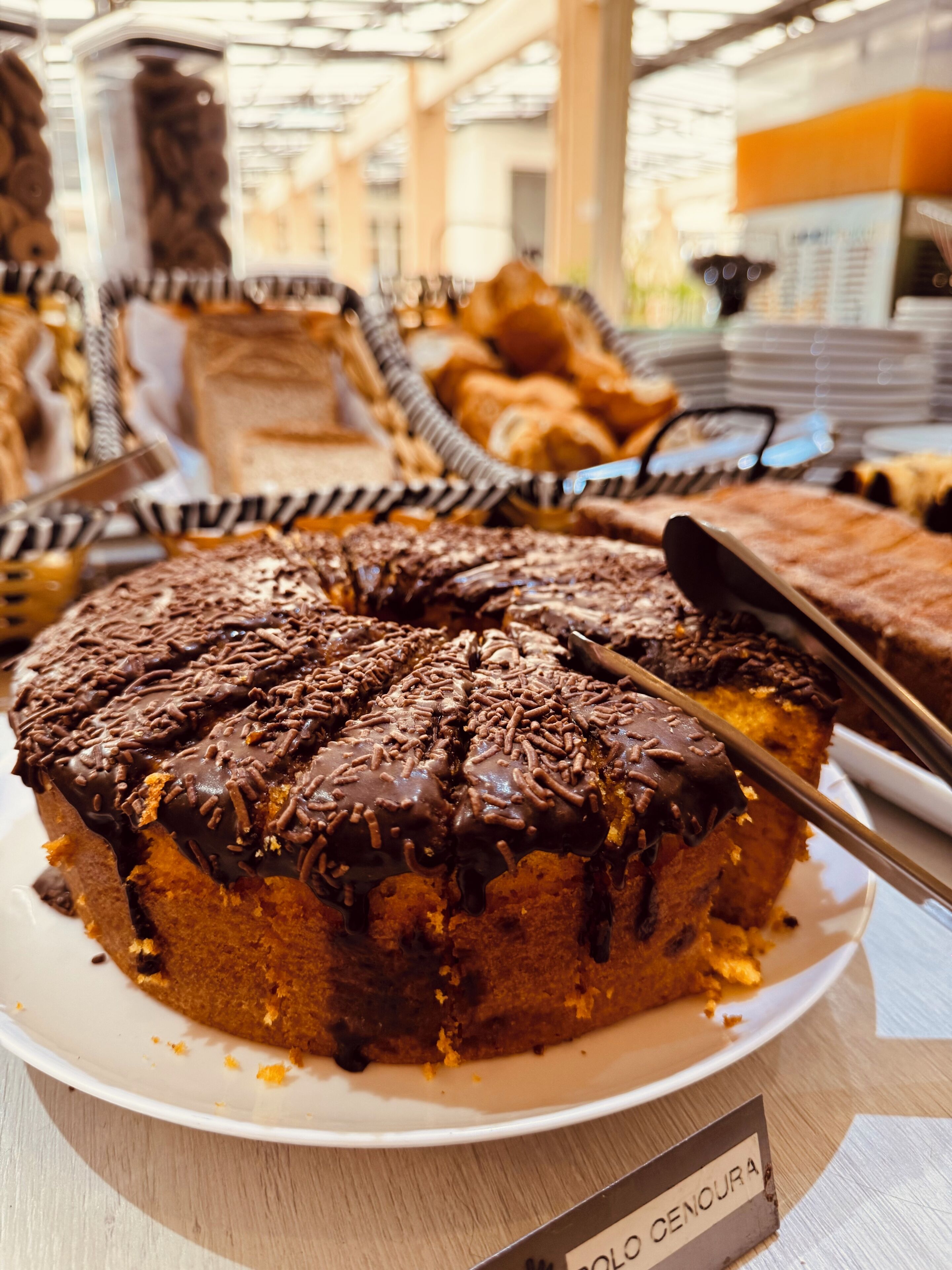 Ein Schokoladenkuchen mit Schokoladenstreuseln auf einem weißen Teller.