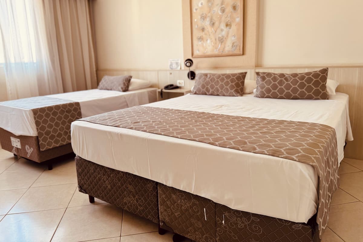 Quarto triplo superior | Frigobar, cortinas blackout, quartos à prova de som, Wi-Fi de cortesia