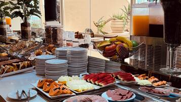 Free daily buffet breakfast
