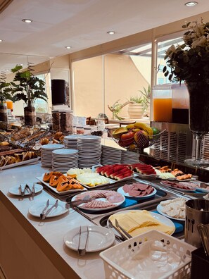 بوفيه فطور مجانًا يوميًا