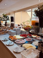 Café da manhã com buffet grátis todos os dias