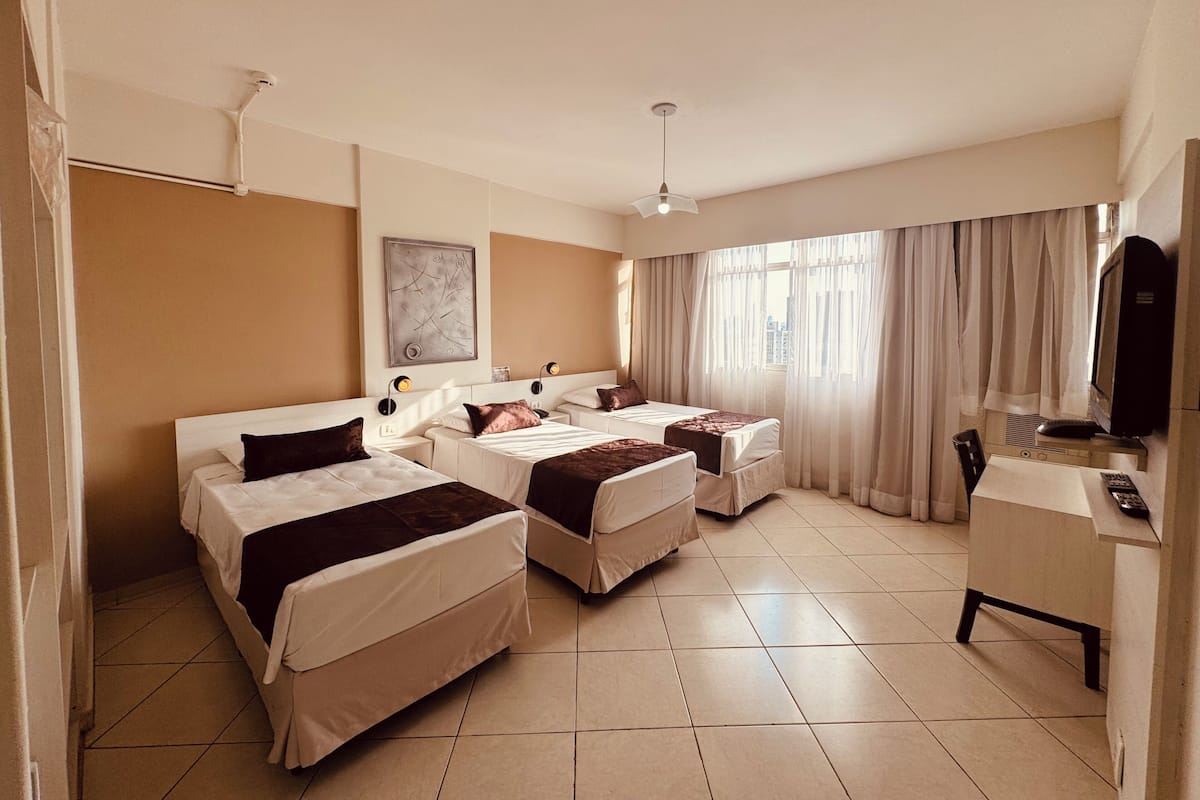 Quarto triplo standard | Frigobar, cortinas blackout, quartos à prova de som, Wi-Fi de cortesia