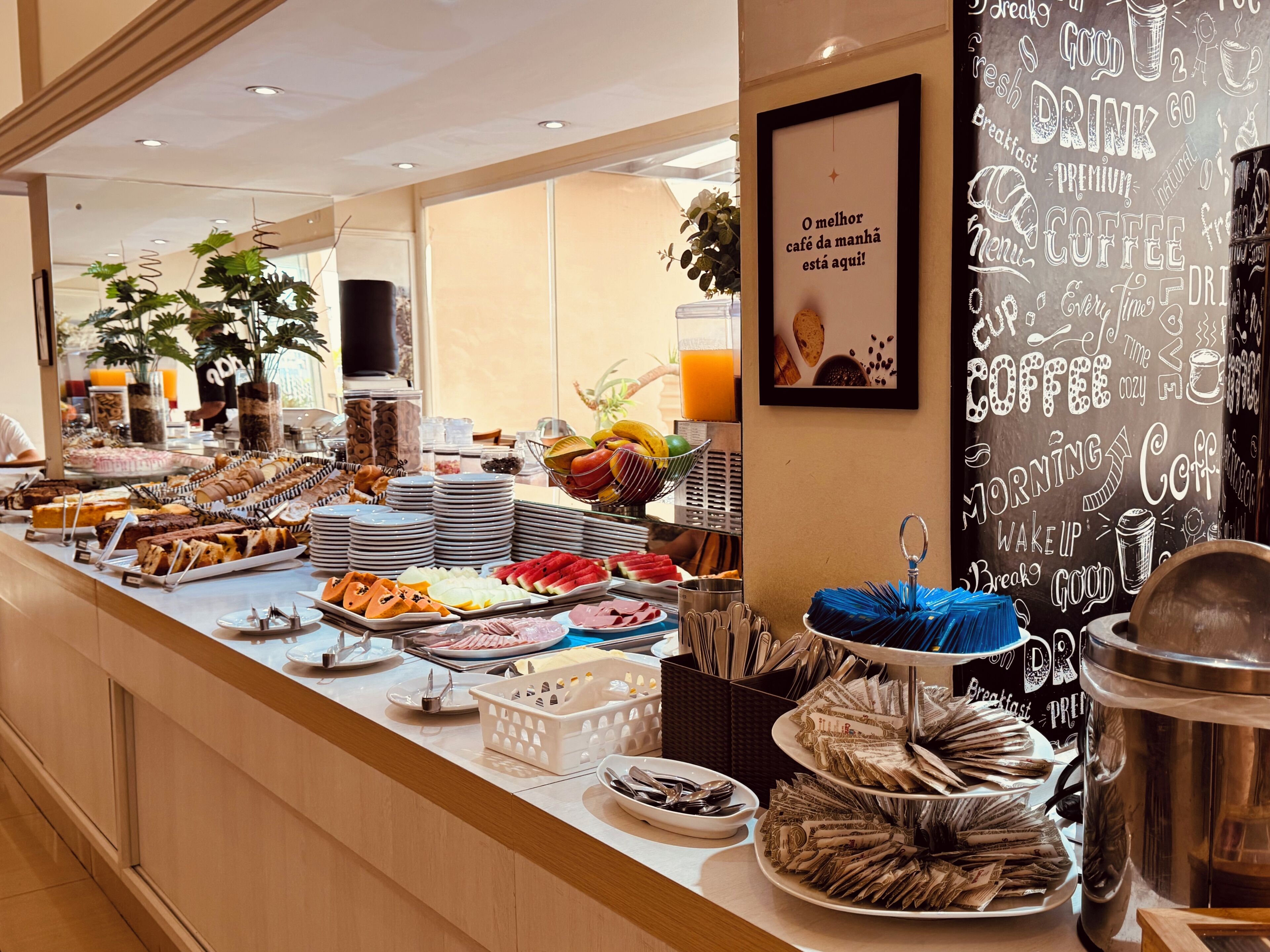 Un buffet de petit-déjeuner proposant une variété d’aliments et un coin café.