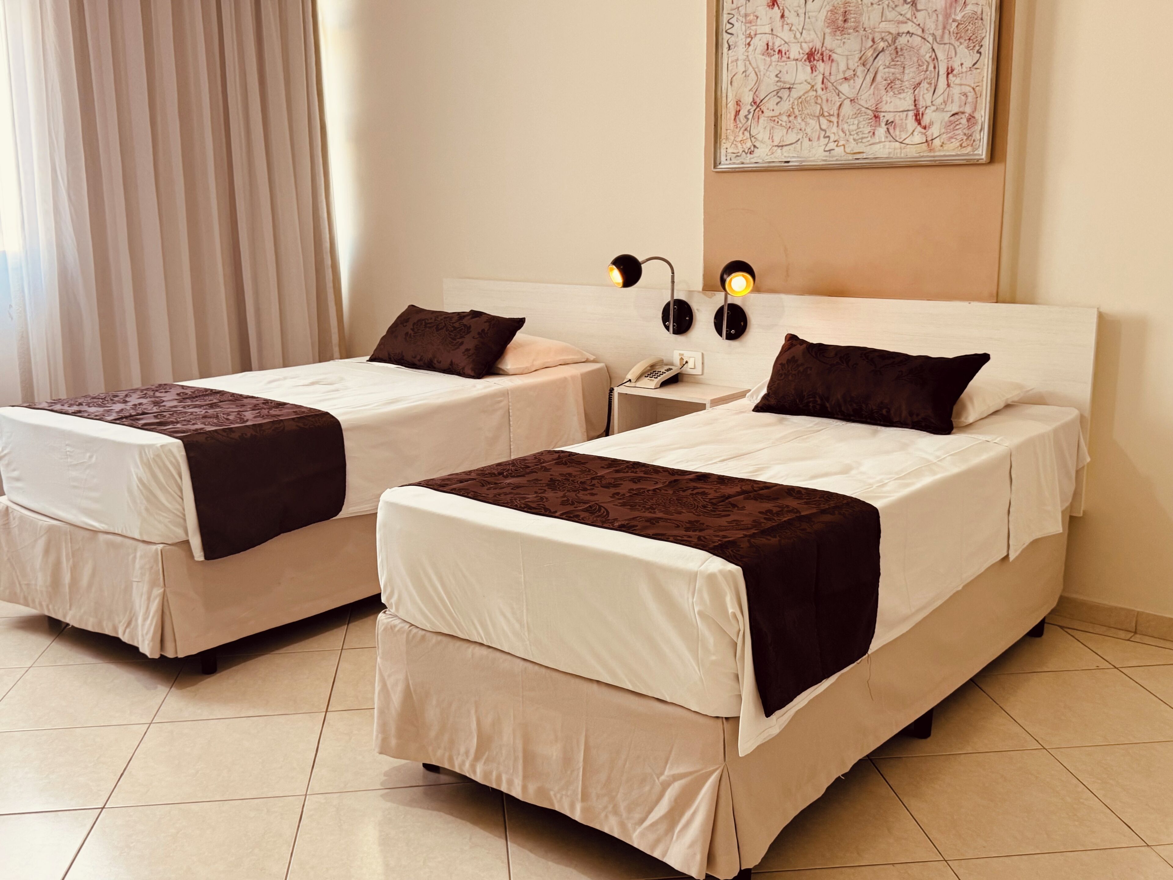 Quarto duplo standard | Frigobar, cortinas blackout, quartos à prova de som, Wi-Fi de cortesia