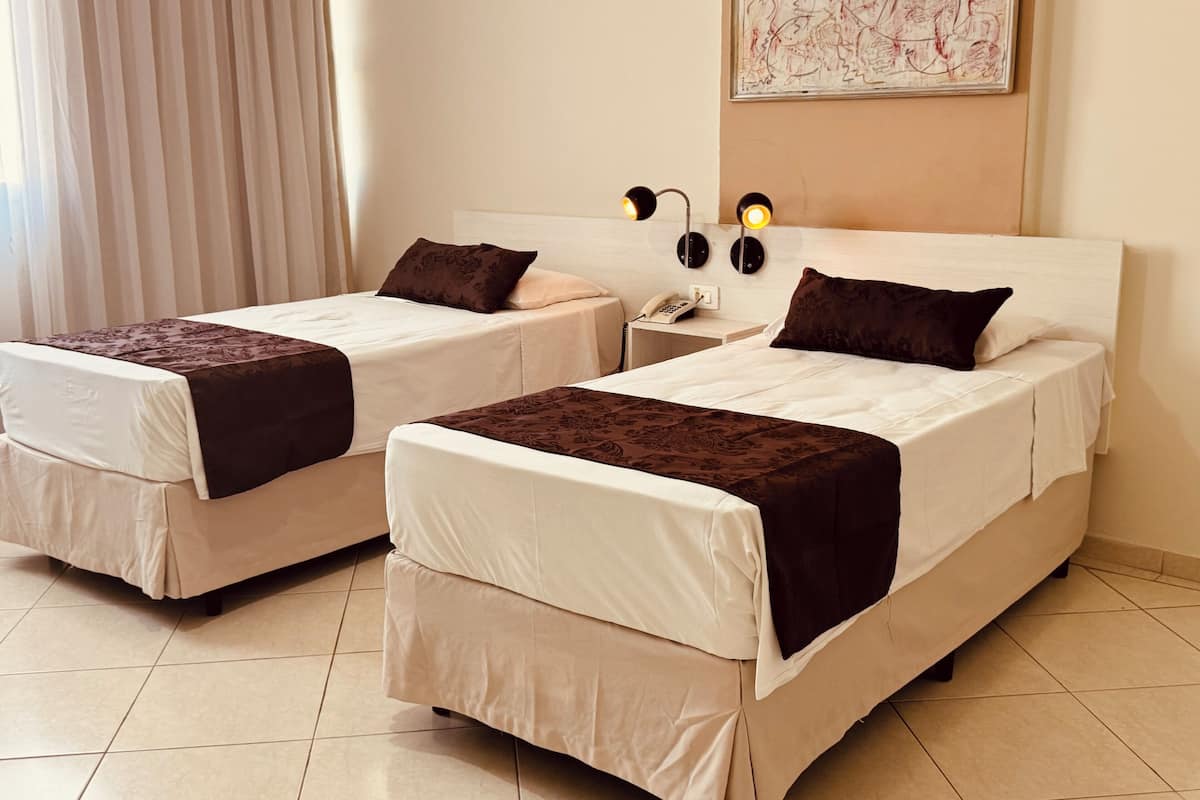 Quarto duplo standard | Frigobar, cortinas blackout, quartos à prova de som, Wi-Fi de cortesia