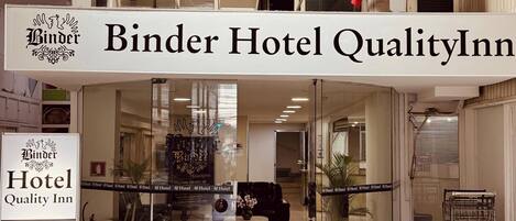 Overnatningsstedets facade – aften/nat