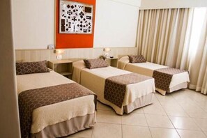 标准三人房 | 迷你吧、遮光窗帘、隔音、免费 WiFi