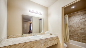 Douche, articles de toilette gratuits, serviettes fournies