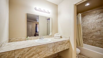 Shower, perlengkapan mandi gratis, handuk, dan tisu toilet