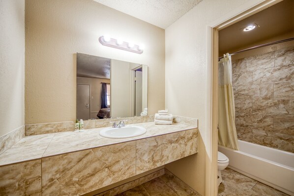 Douche, articles de toilette (gratuits), serviettes fournies