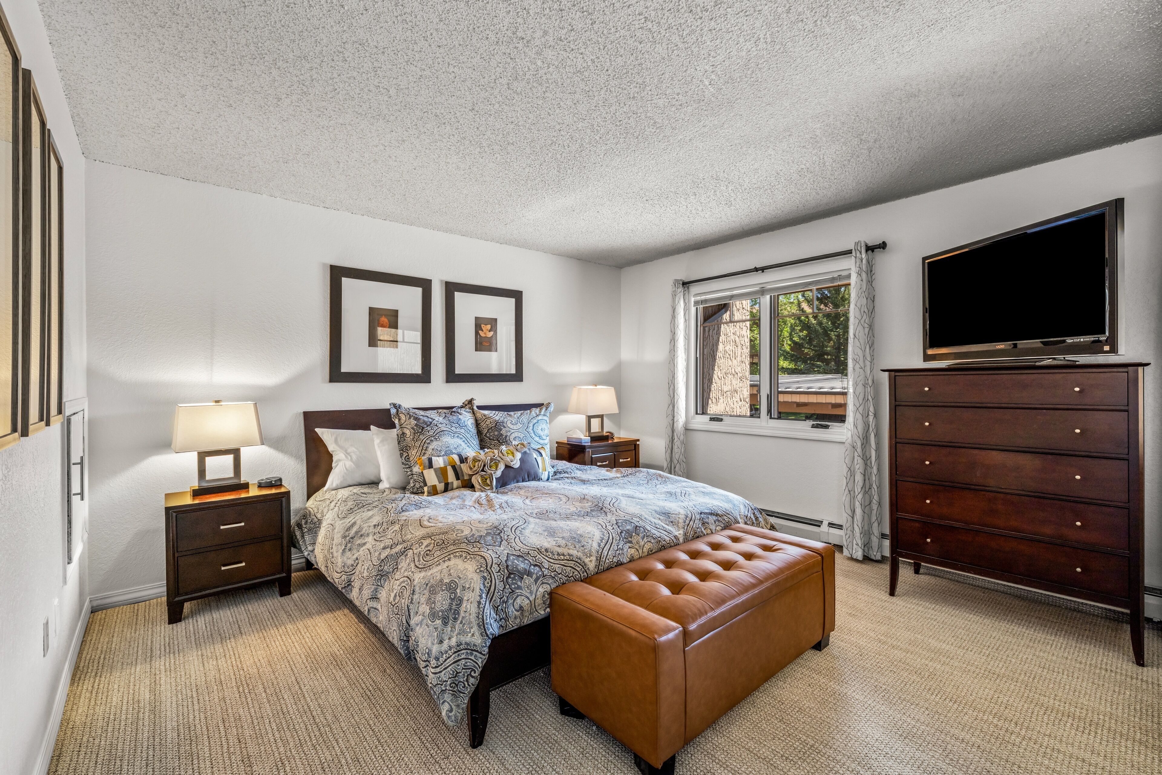 4 bedrooms, desk, laptop workspace, iron/ironing board