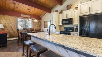 Townhome, 4 Bedrooms | Private kitchen | Full-sized fridge, microwave, oven, stovetop