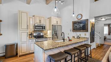 Townhome, 4 Bedrooms | Private kitchen