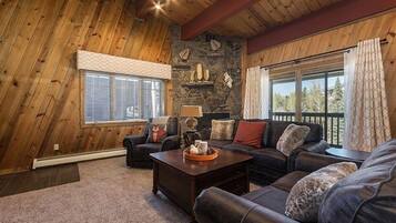 Nhà liên kế, 4 phòng ngủ | Phòng khách | TV màn hình phẳng, đầu đĩa DVD