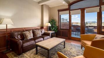 Condo, 1 phòng ngủ | Khu phòng khách | TV màn hình phẳng, đầu đĩa DVD