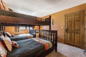 Appart'hôtel, 3 chambres | 3 chambres, bureau, espace de travail pour ordinateur portable