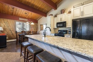 Condo, 3 Bedrooms | Private kitchen | Full-size fridge, microwave, oven, stovetop - Phoenix 118A - 3 Br Condo (Steamboat Springs)
