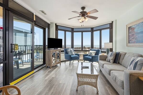 Condo, 3 Bedrooms | Living area