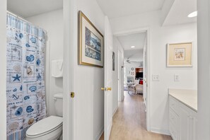 Condo, 2 phòng ngủ | Phòng tắm | Khăn tắm 