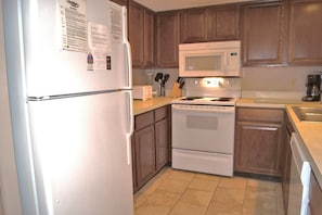 Lejlighed - 3 soveværelser | Privat køkken | Køleskab, ovn, kaffe-/temaskine, brødrister