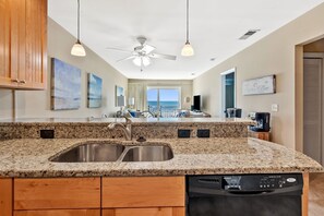 Lejlighed - 2 soveværelser | Privat køkken | Køleskab, ovn, kaffe-/temaskine, brødrister