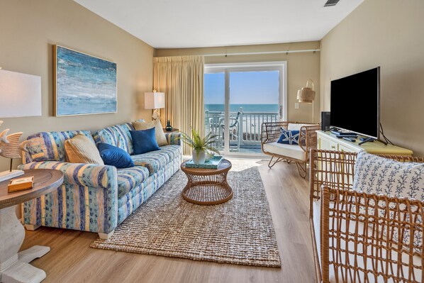 Condo, 2 Bedrooms | Living area