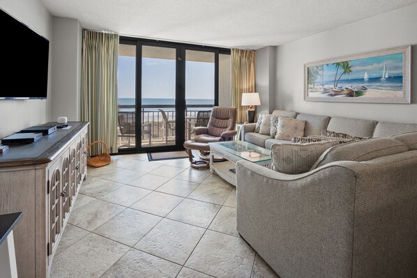 Condo, 3 chambres | Aire de séjour