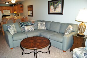 Condo, 3 chambres | Aire de séjour