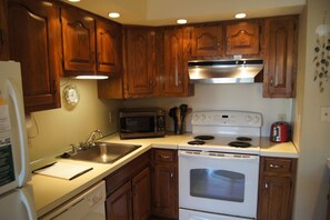 Huoneisto, 2 makuuhuonetta | Yksityinen keittiö | Jääkaappi, mikroaaltouuni, uuni, astianpesukone