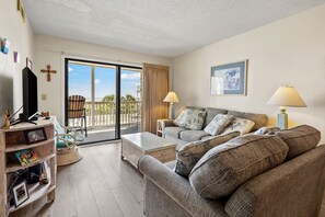 Condo, 2 Bedrooms | Living area