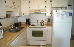 Condo, 2 Bedrooms | Private kitchen