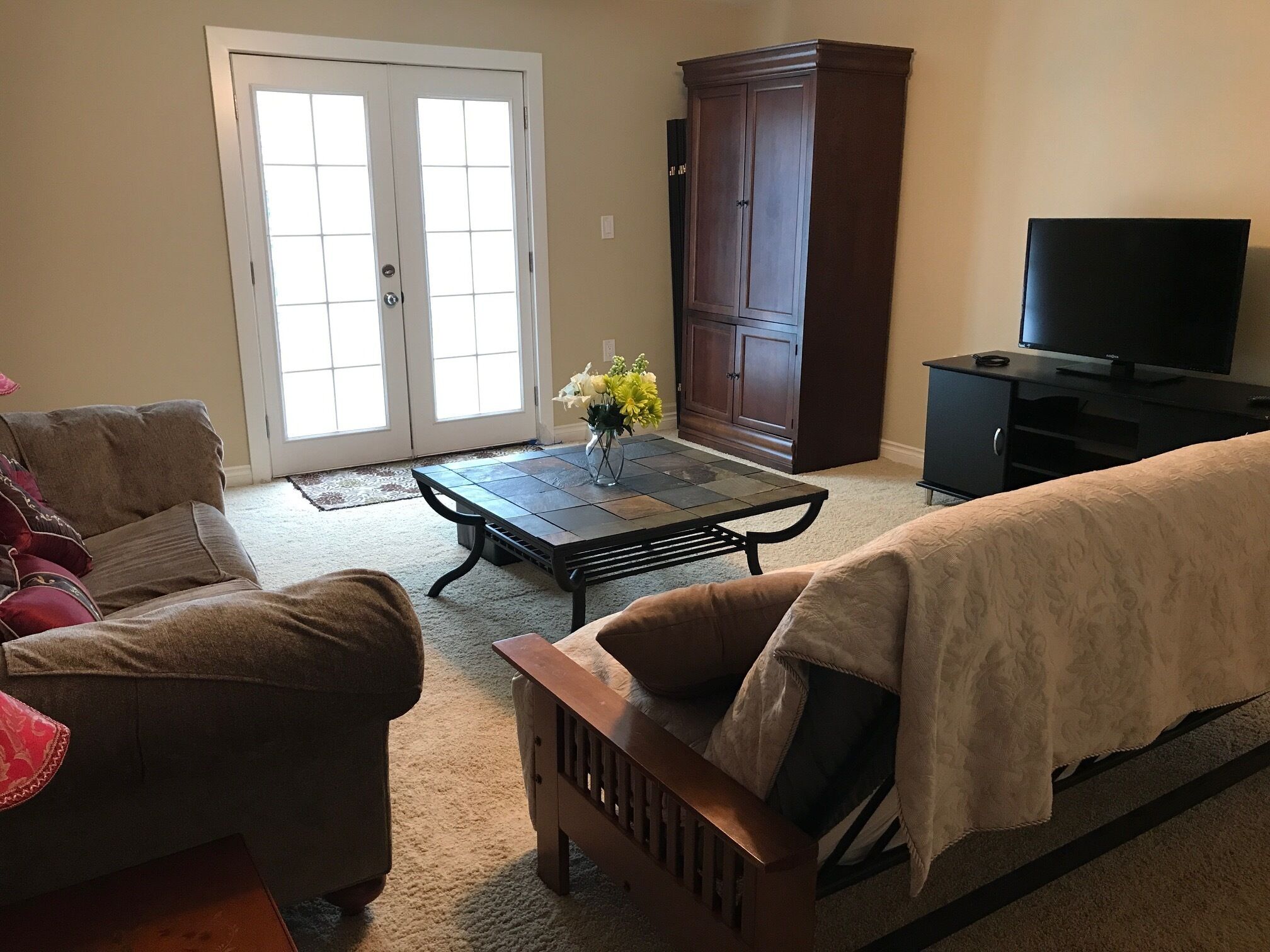 Fernseher, Videospiele, DVD-Player, Bücher