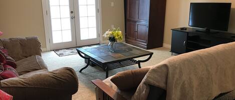 テレビ、テレビゲーム、DVD プレーヤー、書庫