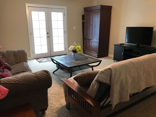 Yksityinen puutarha MIL huoneisto Serene Pacific Northwest Setting