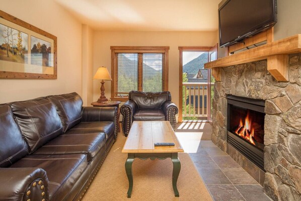 Een televisie en een open haard