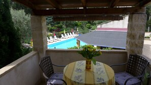 Outdoor dining - "St Sebastien" - sleeps 4, 2bed 2bath self catering Apartment heart of Provence (Rognonas)