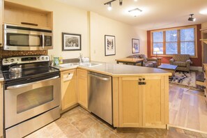 Fridge, microwave, oven, stovetop - Beautiful 1 Bed in Silvermill in River Run right at the Gondola! (Keystone)