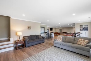 Smart-TV, DVD-Player, Tischfußball, Tischtennisplatte