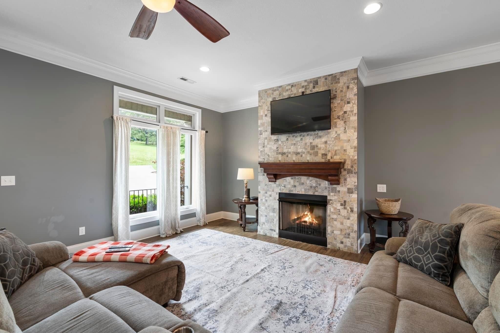 Smart-tv, een dvd-speler, tafelvoetbal en een tafeltennistafel