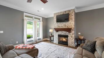 Smart-TV, DVD-Player, Tischfußball, Tischtennisplatte