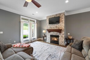 Smart-tv, een dvd-speler, tafelvoetbal en een tafeltennistafel