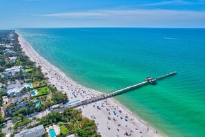 Beach nearby, sun-loungers, beach towels - 1st floor by pool, beach and 3rd St. S coffee shops, restaurants and farmer Mkt (Naples)