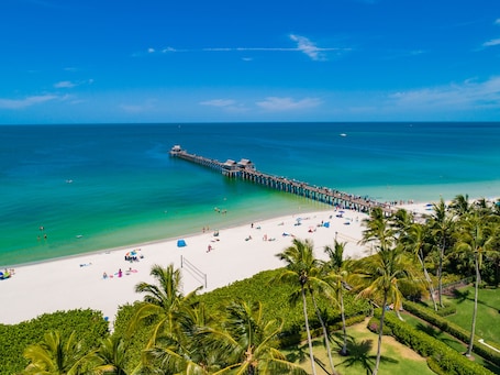 Beach nearby, sun loungers, beach towels. 1st floor by pool, beach and 3rd St. S coffee shops, restaurants and farmer Mkt
