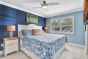 2 bedrooms, iron/ironing board, free WiFi, bed sheets - 1st floor by pool, beach and 3rd St. S coffee shops, restaurants and farmer Mkt (Naples)